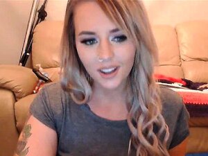 Une blonde très chaude adore se masturber devant la caméra