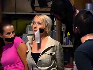 Blonde et brune bâillonnée avec du ruban adhésif noir