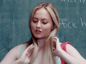Une prof mature aux gros seins baise avec une étudiante lesbienne