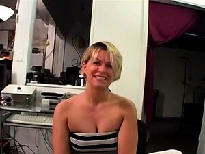 Femme blonde à gros seins se déshabille puis suce