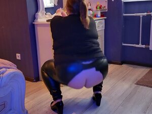 Belle-mère en leggings en cuir déchiré fait un twerk et taquine