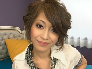 Une belle-belle-fille sexy et aux gros seins en bikini bâillonne des