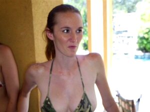 Des nanas chaudes en bikini adorent baiser en groupe lors d'une fête