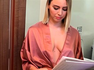 DEBT4k. Blonde aime les relations sexuelles imprévues avec un