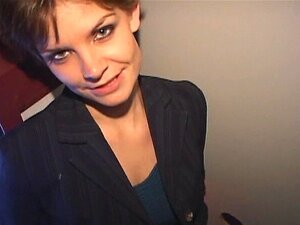 GLORY HOLE GIRLZ - Gestionnaire de bureau suçant des inconnus dans le