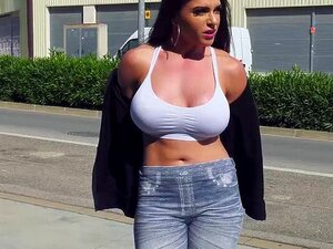 PublicBang - Marta La Croft adore baiser en public. Marta La Croft