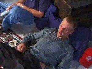 Les punks se masturbent avant de sucer une bite en haute définition