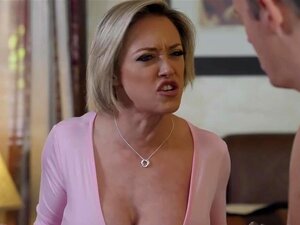 La belle-mère pulpeuse Dee aide son beau-fils idiot