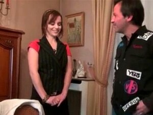 Jeune étudiante française se fait baiser le cul