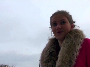 Amatrice européenne naturelle suce et baise en public. Amatrice