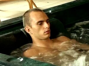 Blonde chaude dans le jacuzzi