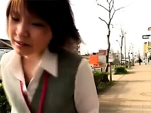 Déesse asiatique envoûtante séduit les passants avec un spectacle