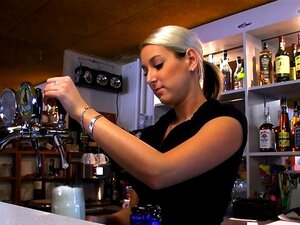 Découvrez la frénésie dun sauvage baise en plein air. Cette belle