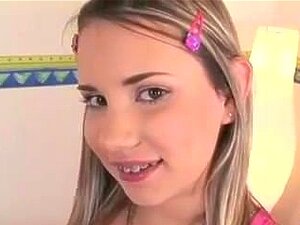 Une mignonne achète une machine à baiser