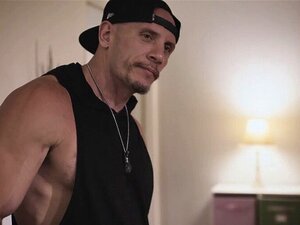 Lena s'est offerte au repo man qui s'est mis à genoux. Lena Paul n'a