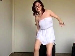 Geek en chaleur se masturbe, vidéo porno d'orgasme gratuite,