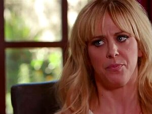 La belle-fille contrôle les culottes vibrantes de sa belle-mère au