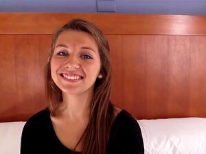 La mignonne amateur Ari se fait baiser et se fait couvrir de sperme