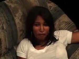 Une fille de Walmart prend une bouteille de bière profondément