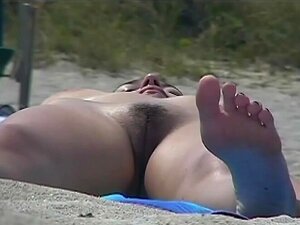 Un clip excitant de caméra web espion voyeur de plage déshabillé