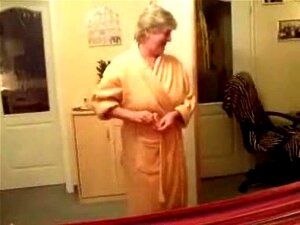 Vieille MILF péteuse (GILF) se frotte la brosse à cheveux