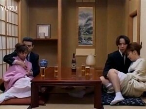 Des MILFs japonaises se fourrent de la bite dans la chatte à côté