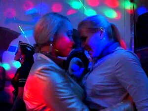 Les stars du porno sexy baisent en club