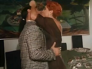 Scène porno classique avec une dame habillée élégante
