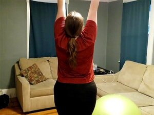 Esclave collée baise un gode sur son ballon de yoga avec un plug anal