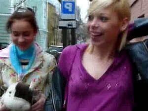 deux stars du porno tchèques dans la rue