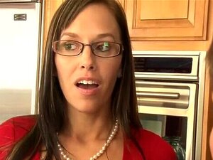 La belle-fille en chaleur veut la bite du petit ami de sa belle-mère