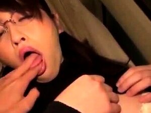 Pipe et branlette espagnole de petite amie amateur avec éjaculation