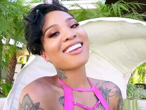 La prostituée ébène est l'une des plus classes et sait ce que les