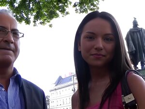 Salope adore se faire détruire la chatte par un vieil étalon