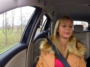 Un faux flic baise une blonde aux gros seins naturels. Le faux flic