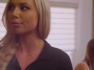 Vidéo Sweet Heart - Aidra Fox commence à frotter une Naomi Swan nue