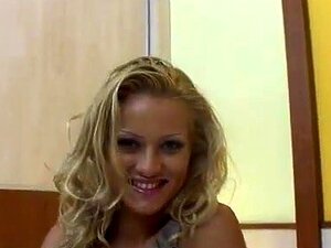 Tomi et Chary veulent avoir leur propre film érotique à la maison.