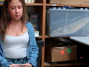 Une petite voleuse rondelette punie se fait baiser par un officier LP.