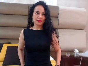 Une Latina mature se doigte devant sa webcam