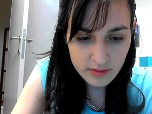Une camgirl blonde mignonne baise sa pêche jusqu'à l'orgasme avec un
