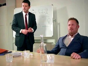 La secrétaire sexy aux gros seins sous le contrat de table. Mea