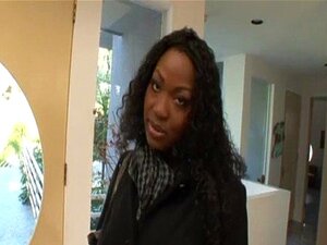 Éjaculation faciale sur la chaude ébène Aryana