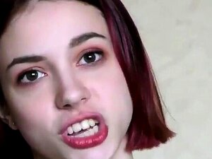 La mignonne Bella aux petits seins se masturbe en plein air