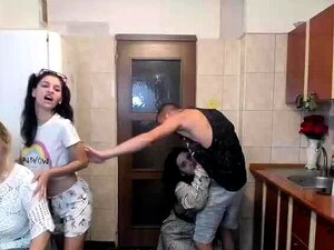 Des filles amateurs adorables, blonde et brune, font une pipe