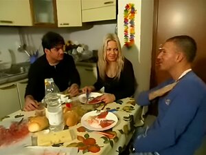 Trio De Milf Blonde Par Deux Mecs Après Le Petit Déjeuner