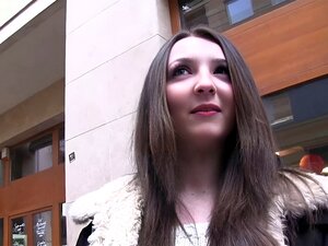 Une amateur tchèque se fait baiser en public dans une chambre