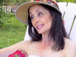 Mamie maigre se fait éjaculer sur le visage. Mamie maigre avec des