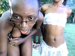 Deux petites coquines à la peau foncée exhibent leurs corps sexy