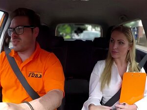 Découvrez les aventures hors service de la belle blonde Georgie Lyall