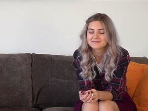 La mignonne russe Tieny Mieny se masturbe sa chatte serrée